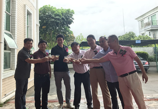 僑洋實業(yè)高管與科學(xué)院嘉賓舉杯歡慶