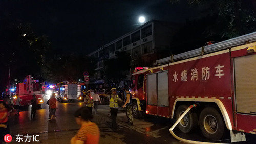 震驚：廣西柳州一建材市場“火燒連營”，大火燒紅半邊天。