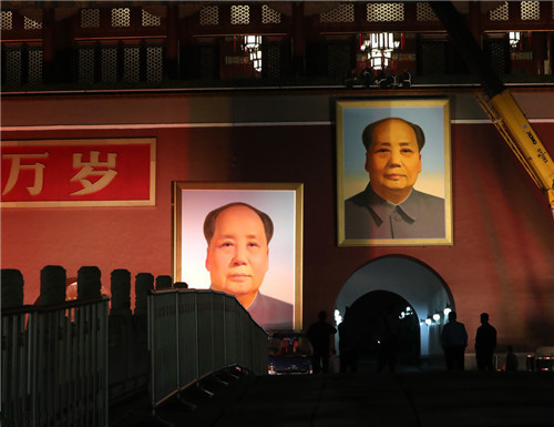 喜迎國(guó)慶：天安門城樓毛主席畫像更換