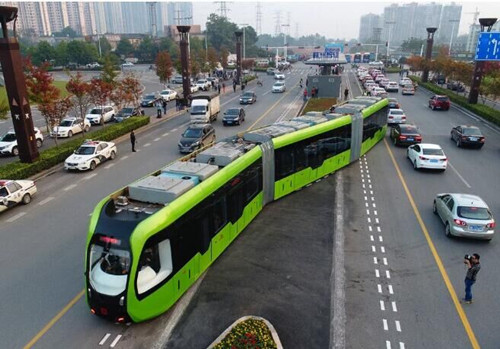 國人驕傲：全球首列智軌公交列車開跑。